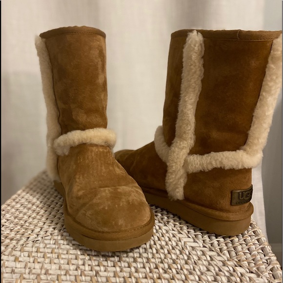 SOLD: Ugg Womens Sundance Short Waterproof Boot - Picture 6 of 8